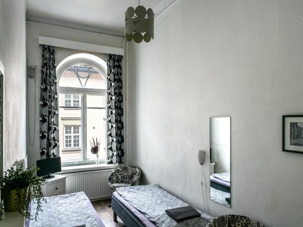 Hostel Diana Park : photo 3 de la chambre chambre lits jumeaux avec salle de bains commune