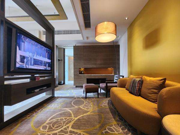 Crowne Plaza Hong Kong Kowloon East, an IHG Hotel : photo 6 de la chambre junior king suite with city view and terrace access