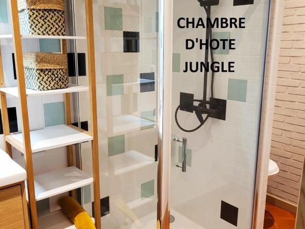 gites du mas Donat : photo 6 de la chambre chambre double - vue sur jardin
