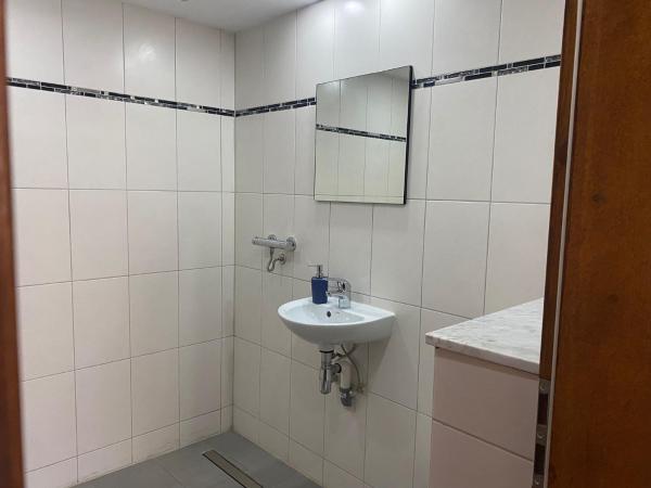 Zimmervermietung Abir : photo 4 de la chambre chambre double avec salle de bains privative
