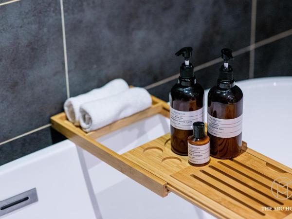 The Aru Hotel at Aru Suites : photo 3 de la chambre chambre de luxe avec vue sur la mer