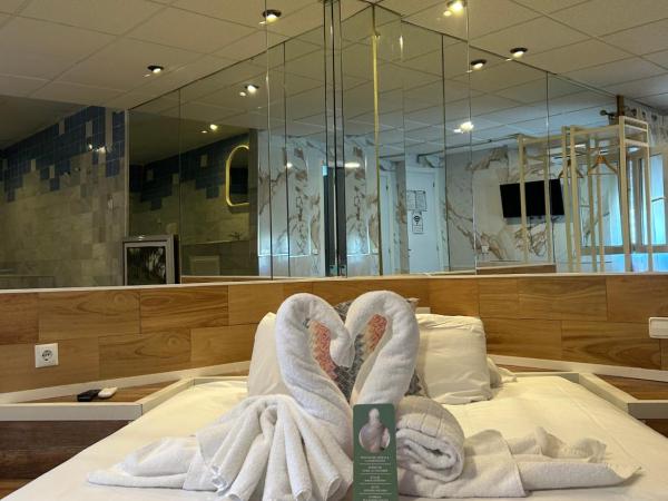 Hostal Avenida Andalucia : photo 10 de la chambre chambre double avec baignoire spa