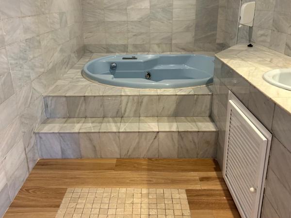 Hostal Avenida Andalucia : photo 9 de la chambre chambre double avec baignoire spa