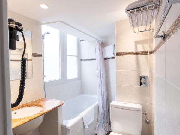 Hôtel Vendôme : photo 8 de la chambre chambre quadruple