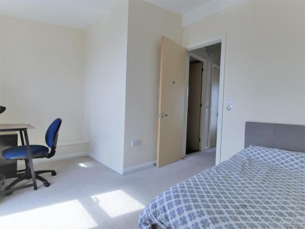 Private Bedroom - Shared Kitchen - Free Parking - Close to MCR city centre : photo 2 de la chambre chambre double avec salle de bains commune