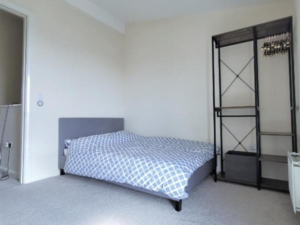 Private Bedroom - Shared Kitchen - Free Parking - Close to MCR city centre : photo 1 de la chambre chambre double avec salle de bains commune