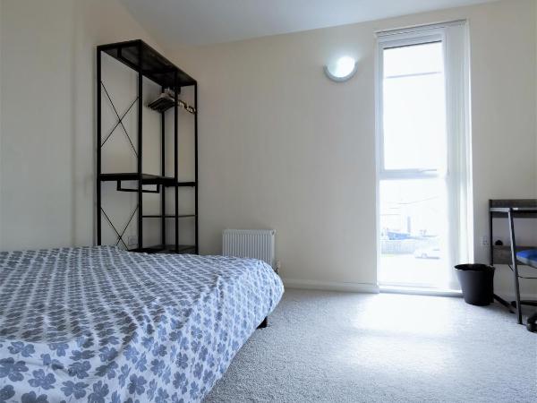 Private Bedroom - Shared Kitchen - Free Parking - Close to MCR city centre : photo 3 de la chambre chambre double avec salle de bains commune
