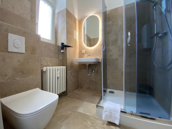 Hotel Bregenz : photo 3 de la chambre chambre double avec salle de bains privative