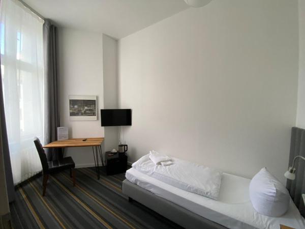 Hotel Bregenz : photo 3 de la chambre chambre simple avec salle de bains privative