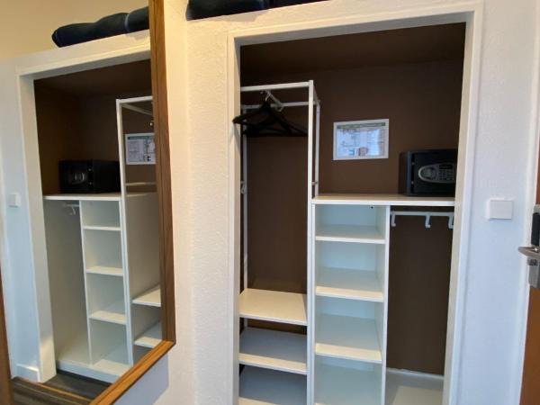 Hotel Bregenz : photo 4 de la chambre chambre double avec salle de bains privative