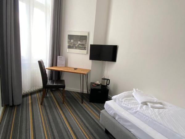 Hotel Bregenz : photo 1 de la chambre chambre simple avec salle de bains privative