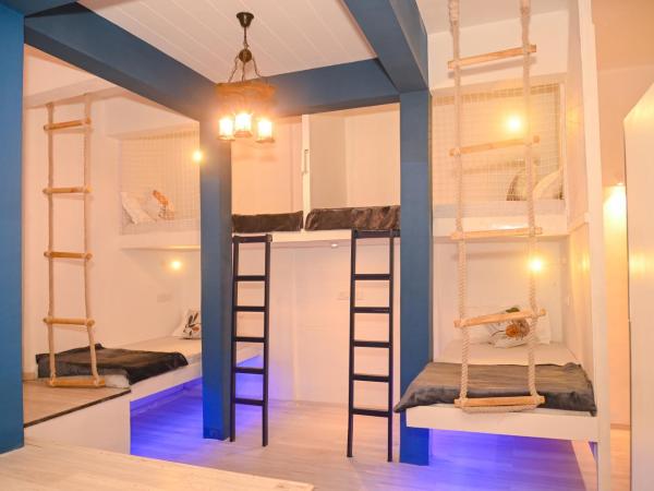 The Voyage - Cafe Hostel CoWork : photo 1 de la chambre lit dans dortoir mixte de 8 lits