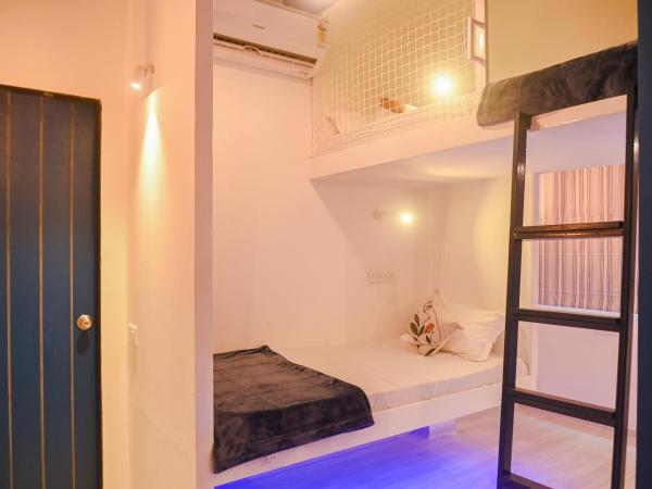 The Voyage - Cafe Hostel CoWork : photo 3 de la chambre lit superposé dans dortoir pour femmes