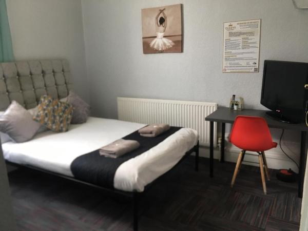 Queens Guesthouse Manchester : photo 1 de la chambre chambre triple avec salle de bains privative
