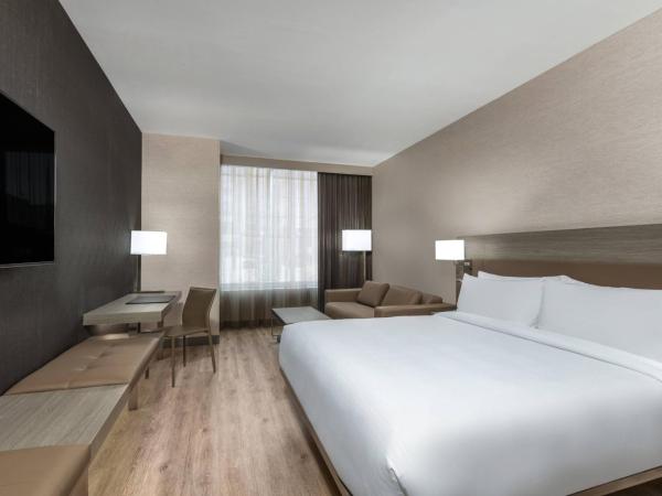 AC Hotel by Marriott Atlanta Midtown : photo 1 de la chambre chambre lit king-size avec canapé-lit