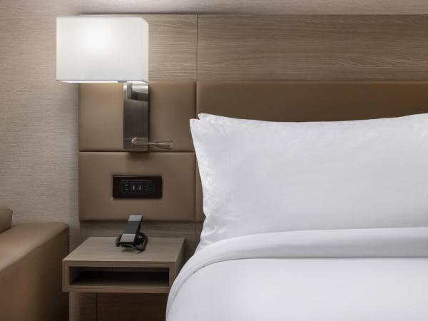 AC Hotel by Marriott Atlanta Midtown : photo 2 de la chambre chambre lit king-size avec canapé-lit