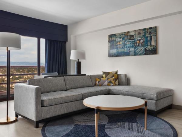 Marina del Rey Marriott : photo 2 de la chambre grande chambre lit king-size avec vue sur la ville