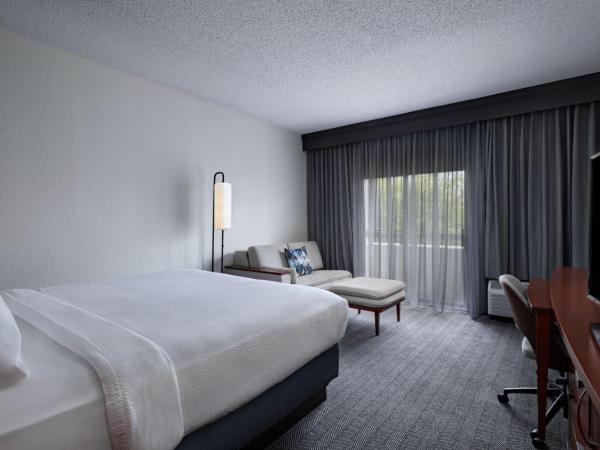 Courtyard by Marriott San Antonio Downtown : photo 3 de la chambre chambre lit king-size avec canapé-lit