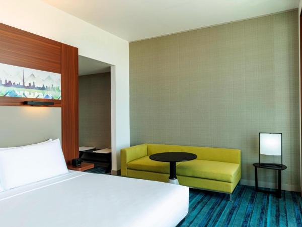 Aloft Dubai South : photo 1 de la chambre suite savvy lit king-size avec salon et 2 salles de bains -  navette gratuite vers station de métro expo et aéroport international al maktoum