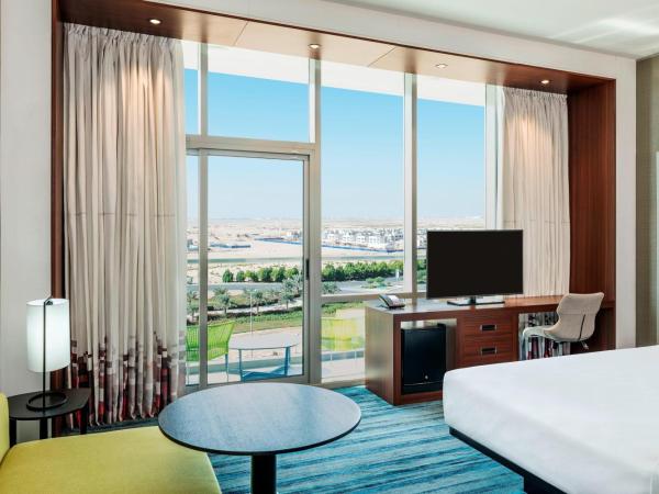 Aloft Dubai South : photo 3 de la chambre suite savvy lit king-size avec salon et 2 salles de bains -  navette gratuite vers station de métro expo et aéroport international al maktoum