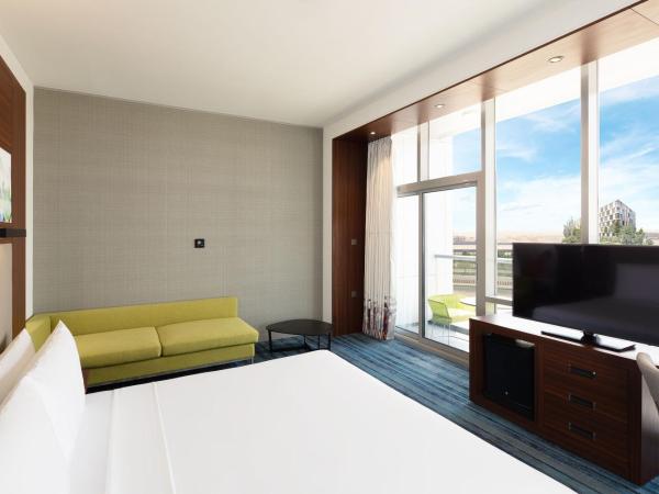 Aloft Dubai South : photo 6 de la chambre suite savvy lit king-size avec salon et 2 salles de bains -  navette gratuite vers station de métro expo et aéroport international al maktoum