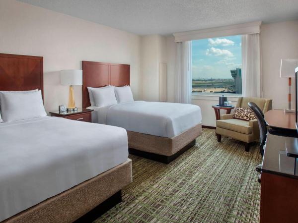 Philadelphia Airport Marriott : photo 1 de la chambre double room with two double beds and airport view