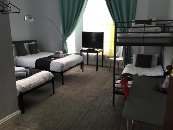 Queens Guesthouse Manchester : photo 5 de la chambre chambre familiale avec salle de bains privative