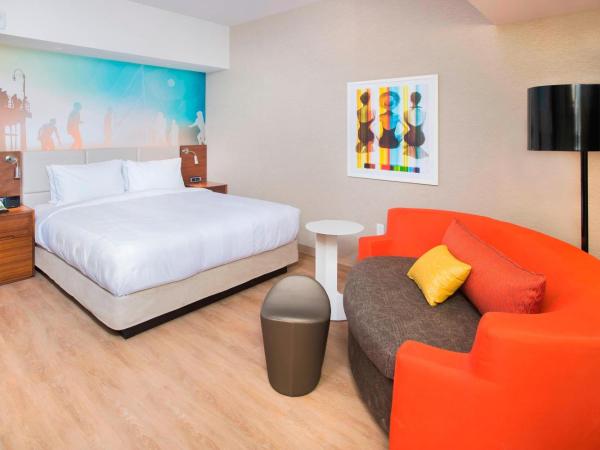 Courtyard by Marriott Santa Monica : photo 1 de la chambre chambre lit king-size avec canapé-lit