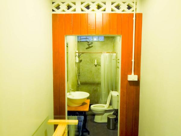 Norn-Nanta House : photo 7 de la chambre chambre quadruple avec salle de bains commune