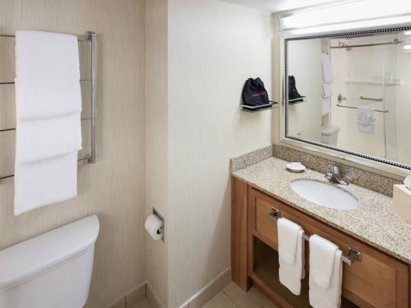 Residence Inn by Marriott Seattle Downtown/Lake Union : photo 3 de la chambre studio avec lit king-size, canapé-lit et balcon