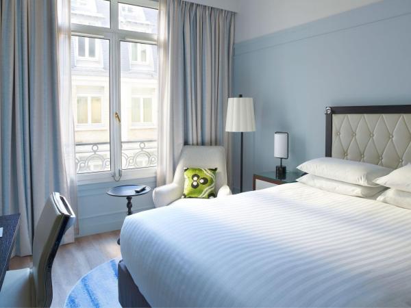 Paris Marriott Opera Ambassador Hotel : photo 5 de la chambre chambre supérieure lit queen-size