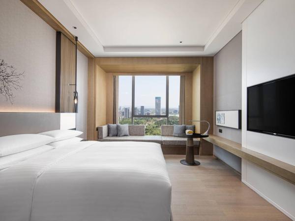 Courtyard by Marriott Chengdu South : photo 2 de la chambre executive, executive level, guest room, 1 king, city view