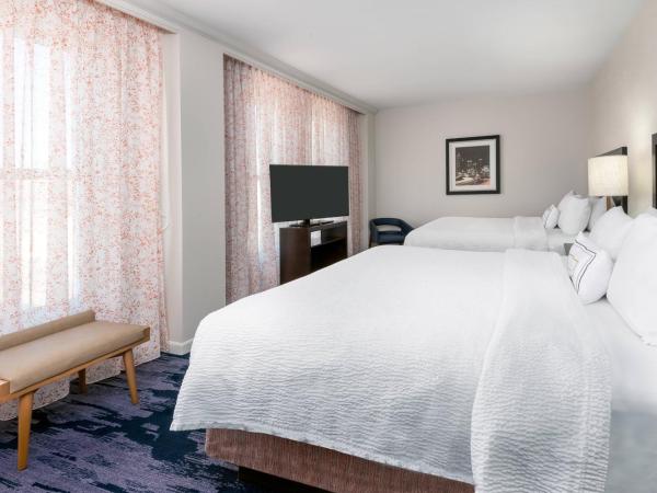 Fairfield Inn & Suites by Marriott Atlanta Downtown : photo 2 de la chambre suite avec 2 lits king-size, canapé-lit et salon