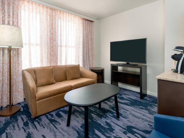 Fairfield Inn & Suites by Marriott Atlanta Downtown : photo 2 de la chambre suite lit king-size avec canapé-lit et salon