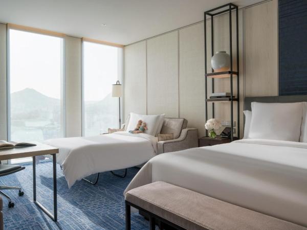 Four Seasons Hotel Seoul : photo 1 de la chambre chambre lit king-size familiale premier