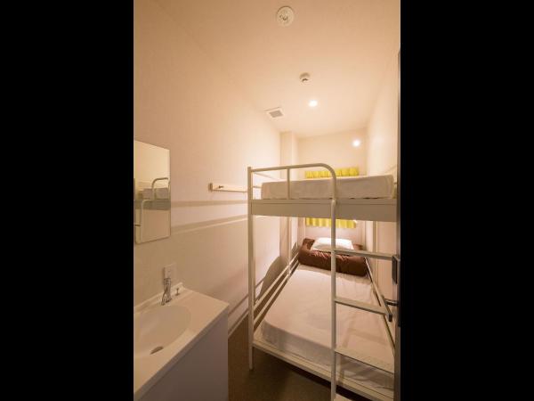 Hotel Plus Hostel SAPPORO : photo 3 de la chambre chambre avec lits superposés et salle de bains commune