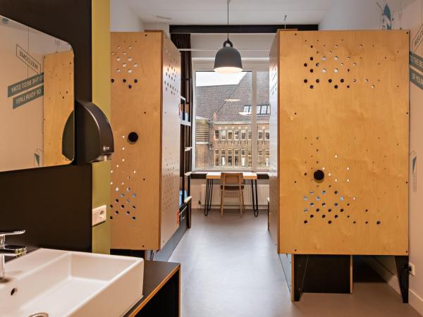 Stayokay Hostel Utrecht Centrum : photo 6 de la chambre chambre quadruple avec salle de bains privative et douche