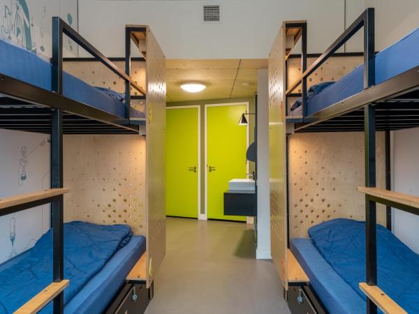 Stayokay Hostel Utrecht Centrum : photo 4 de la chambre chambre quadruple avec salle de bains privative et douche