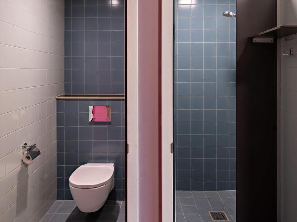 Stayokay Hostel Utrecht Centrum : photo 7 de la chambre lit dans dortoir mixte de 10 lits avec douche