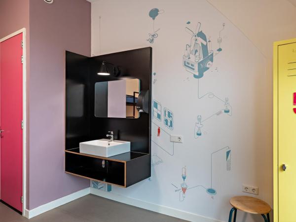 Stayokay Hostel Utrecht Centrum : photo 9 de la chambre chambre 6 personnes avec salle de bains privative et douche