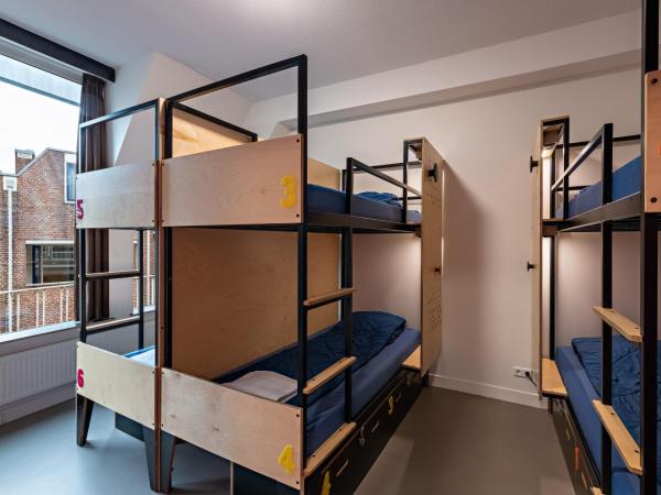 Stayokay Hostel Utrecht Centrum : photo 5 de la chambre chambre 6 personnes avec salle de bains privative et douche