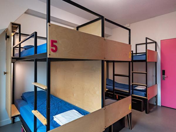 Stayokay Hostel Utrecht Centrum : photo 6 de la chambre chambre 6 personnes avec salle de bains privative et douche