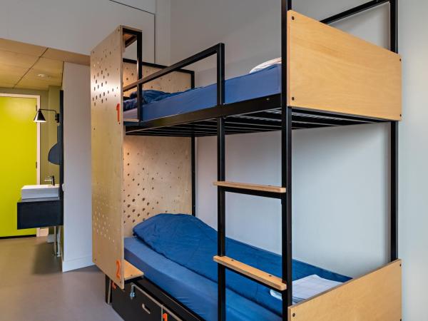 Stayokay Hostel Utrecht Centrum : photo 3 de la chambre hébergement lits jumeaux Économique avec lits superposés et salle de bains privative avec douche