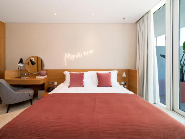 FIVE Jumeirah Village : photo 3 de la chambre chambre lit king-size supérieure avec balcon