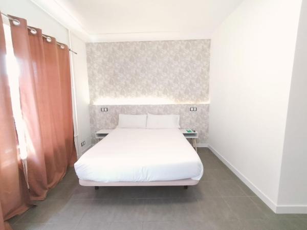 Hostal Gonzala by gaiarooms : photo 4 de la chambre chambre familiale avec terrasse