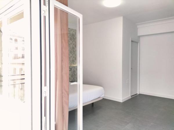 Hostal Gonzala by gaiarooms : photo 6 de la chambre chambre familiale avec terrasse