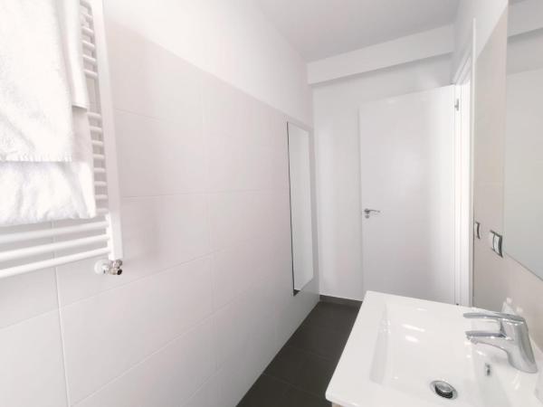 Hostal Gonzala by gaiarooms : photo 8 de la chambre chambre double avec balcon