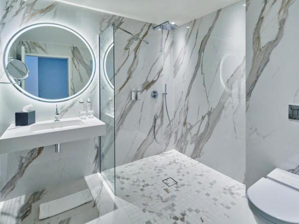 La Licorne Hotel & Spa Troyes MGallery : photo 1 de la chambre chambre deluxe avec terrasse et grand lit