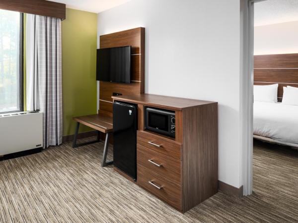 Holiday Inn Express Atlanta Airport-College Park, an IHG Hotel : photo 1 de la chambre chambre lit king-size pour personnes à mobilité réduite – douche accessible en fauteuil roulant - non-fumeurs