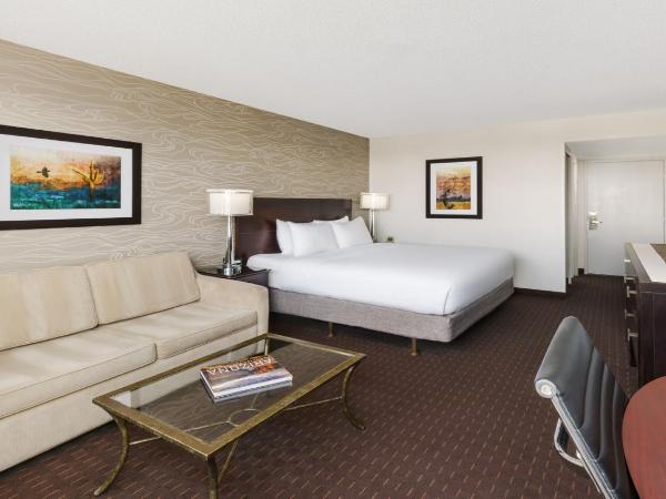 Crowne Plaza Phoenix Airport - PHX, an IHG Hotel : photo 4 de la chambre suite lit king-size exécutive